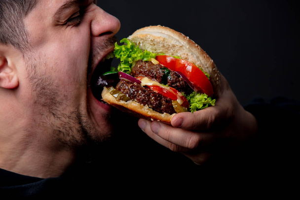 cara comer clássico americano hambúrguer
  - Foto, Imagem
