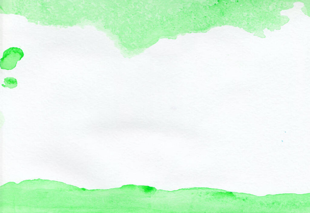 Акварель текстурный зеленый фон с разводами. Пятна, пятна на белом фоне. Иллюстрация к оформлению эстампов, баннеров, открыток, листовок, социальных сетей, пакетов, обложек, текстиля
. - Фото, изображение