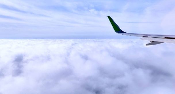 Блакитне небо і білі хмари з вікна польоту літака
 - Фото, зображення