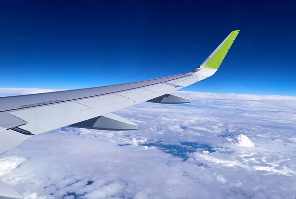 Голубое небо и белые облака из окна полета самолета
 - Фото, изображение
