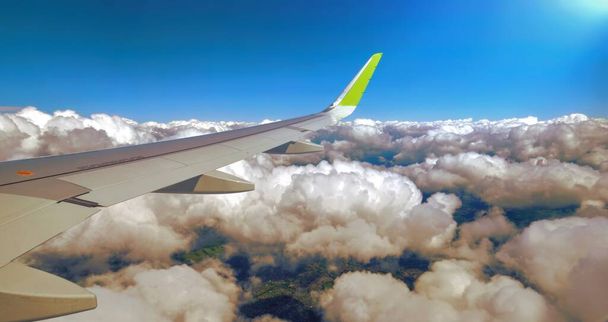 Блакитне небо і білі хмари з вікна польоту літака
 - Фото, зображення