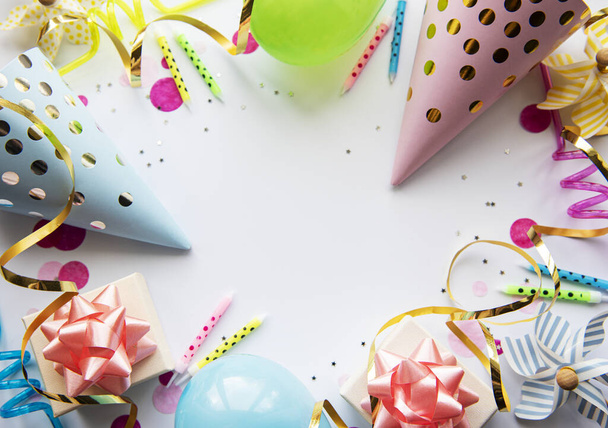 С днем рождения или праздником. Flat Lay wtih birthday balloons, confetti and ribbons on white background. Вид сверху. Копирование пространства. - Фото, изображение