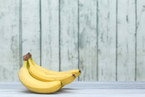 Ripe bananas on a wooden background. Diet and proper nutrition. - Foto, imagen