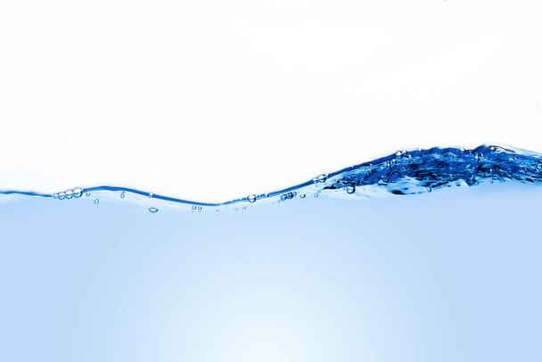 Kék víz hullámok és buborékok fehér alapon. - Fotó, kép