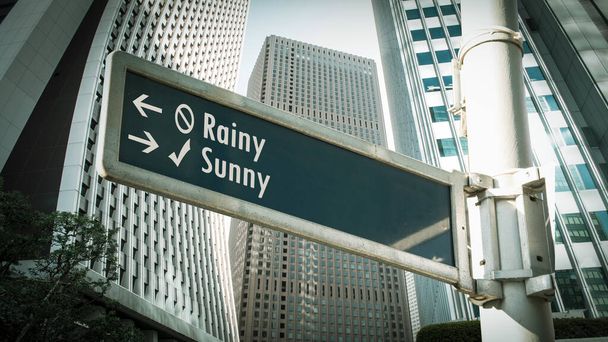 Straat teken de richting weg naar zonnig versus regenachtig - Foto, afbeelding
