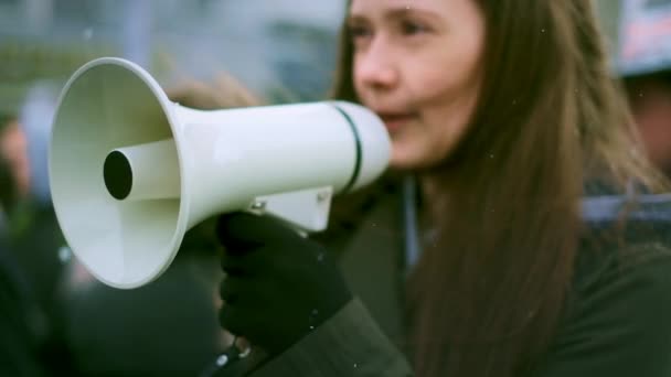 Angry feminist girl scream in megaphone. Young anger woman. Feminism close-up. - Video, Çekim