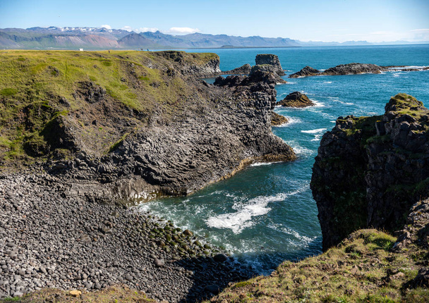 スネイフェルスのアルナルスタピとヘルナルの間の崖,西アイスランド - 写真・画像