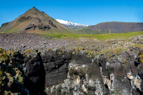 Los acantilados entre Arnarstapi y Hellnar en Snaefellsnes, Islandia Occidental - Foto, Imagen