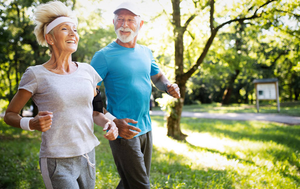Счастливые пожилые люди пара упражнения для здоровой жизни - Фото, изображение