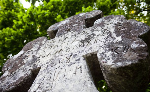 Vieille croix pierre tombale avec gravures Vieille église inscriptions slaves. Kiev, Ukraine. Gros plan
. - Photo, image