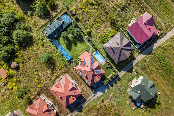 Vista aérea da área residencial rural com casas particulares entre campos verdes. - Foto, Imagem