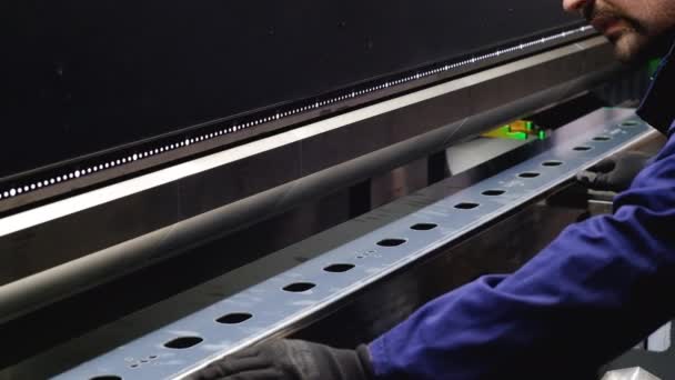 flexión de metal en el equipo de procesamiento de metal
 - Metraje, vídeo