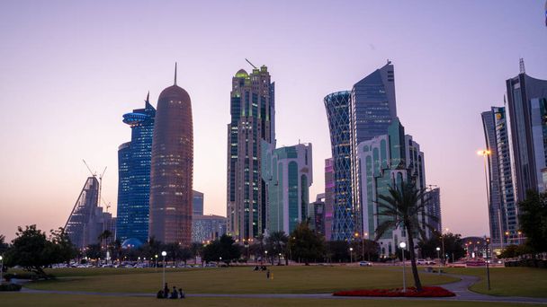 Doha, Qatar 14 de febrero de 2019: El hermoso horizonte de la ciudad doha con muchos rascacielos y edificios. - Foto, imagen