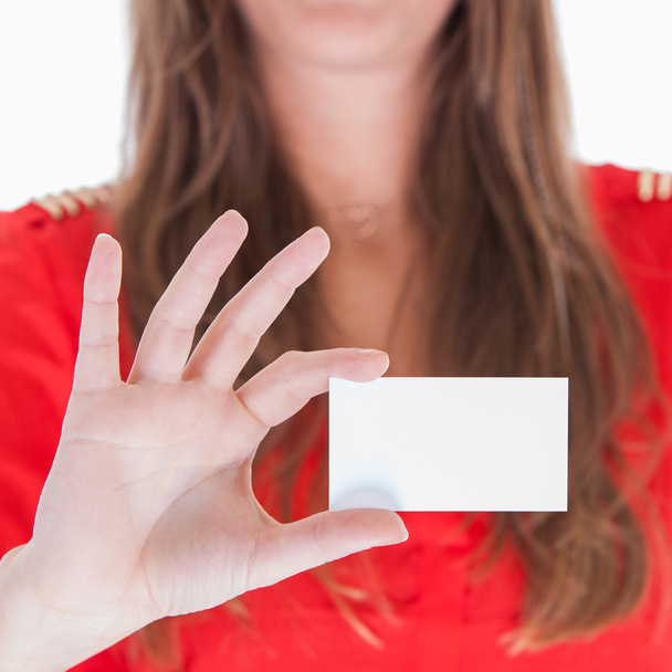 Nő mutatja egy üres névjegykártya - Fotó, kép