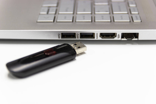 Μονάδα flash με φορητό υπολογιστή για σύνδεση σε θύρα USB plug-in Laptop για μεταφορά και δημιουργία αντιγράφων ασφαλείας επιχειρήσεων  - Φωτογραφία, εικόνα
