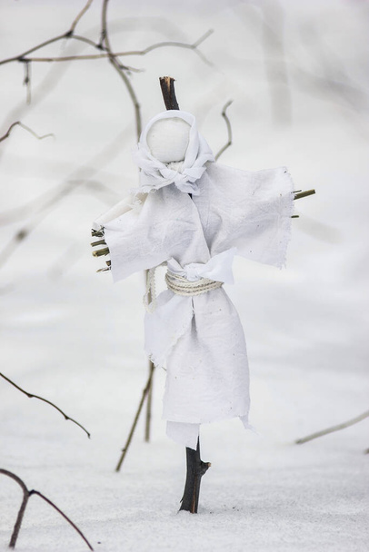 Queimadura pagã de uma efígie de Maslenitsa, um rito de sacrifício de primavera, uma pequena boneca de rituais mágicos
 - Foto, Imagem