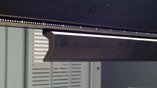 Troqueles de repuesto en una prensa para doblar metal
 - Metraje, vídeo