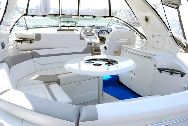 Yacht interno con tavolo
 - Foto, immagini