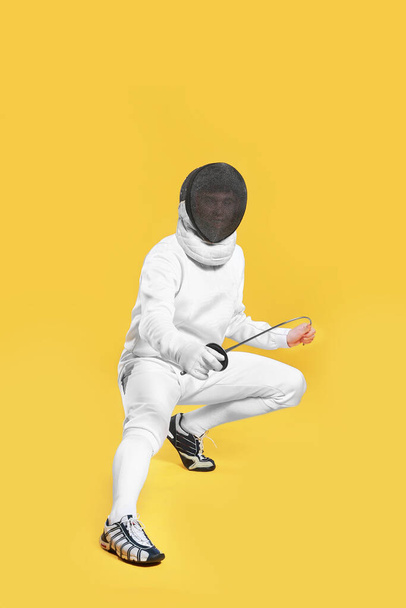 Young male fencer on color background - Φωτογραφία, εικόνα