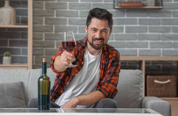 Hombre bebiendo vino en casa. Concepto de alcoholismo
 - Foto, imagen