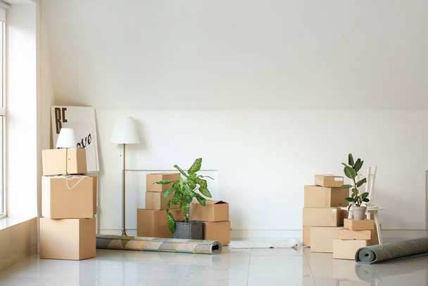 Boîtes de déménagement avec effets personnels dans la chambre
 - Photo, image