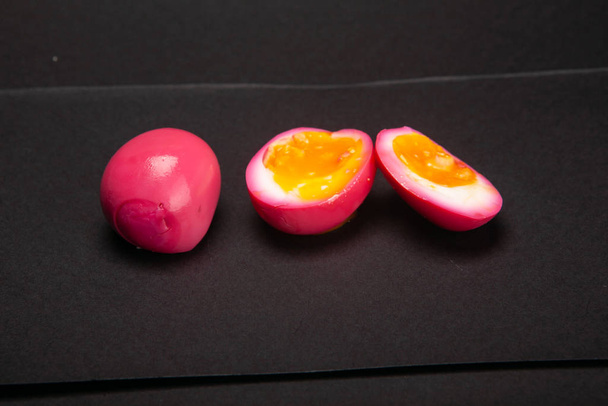 мариноване яйце на темному фоні
 - Фото, зображення