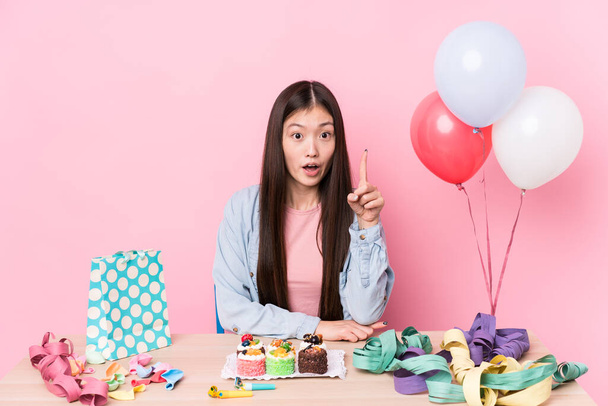 Fiatal kínai nő szervez egy születésnapot elszigetelt van néhány nagy ötlet, koncepció a kreativitás. - Fotó, kép