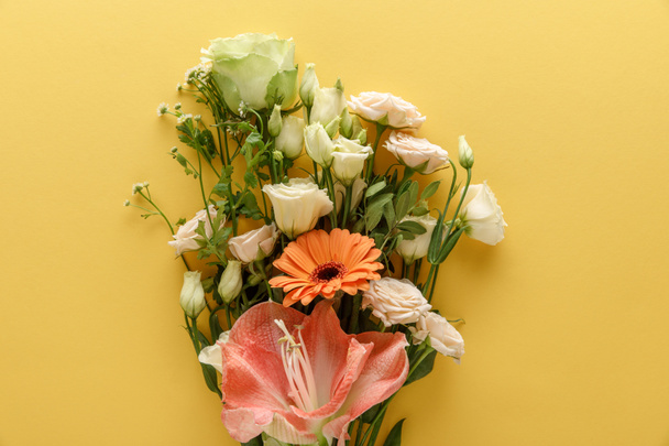 вид весеннего цветочного букета на желтом фоне
 - Фото, изображение