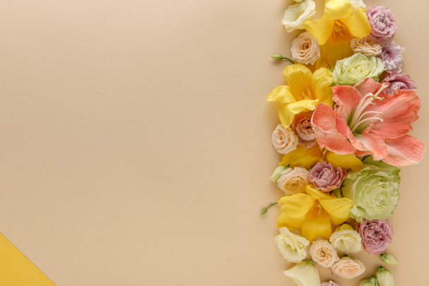 Bahar çiçeklerinin bej ve sarı arkaplandaki üst manzarası - Fotoğraf, Görsel
