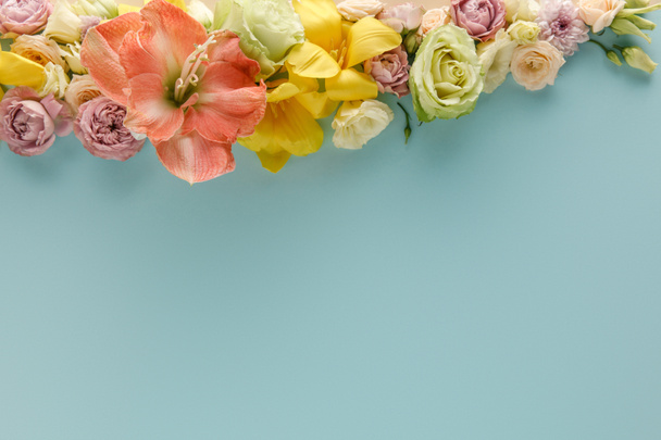 πάνω όψη ανοιξιάτικων λουλουδιών σε μπλε φόντο - Φωτογραφία, εικόνα