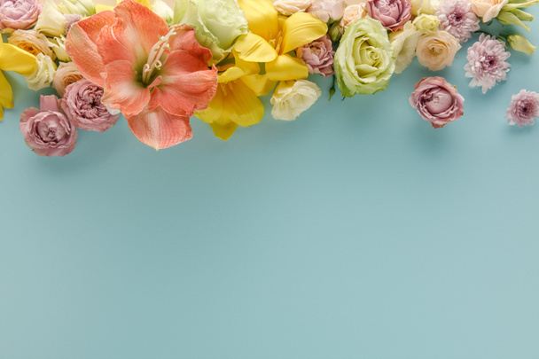 青い背景の春の花のトップビュー - 写真・画像