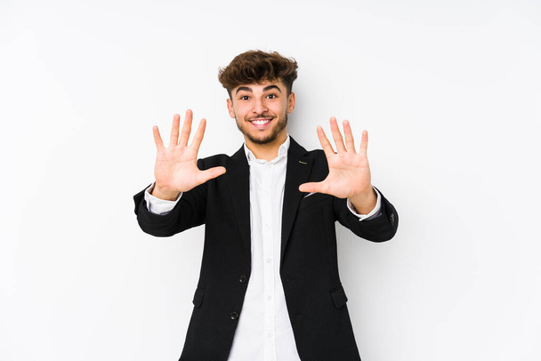 Joven hombre de negocios árabe aislado mostrando número diez con las manos
. - Foto, imagen