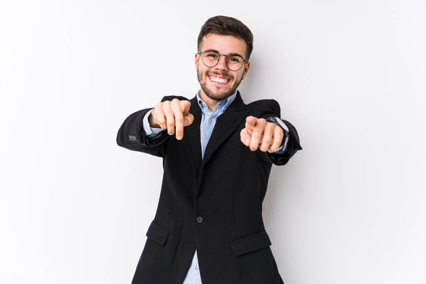 Νεαρός καυκάσιος επιχειρηματίας ποζάροντας σε λευκό φόντο απομονωμένος Νεαρός καυκάσιος επιχειρηματίας χαμογελαστός δείχνοντας μπροστά. - Φωτογραφία, εικόνα