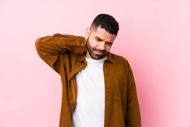 Giovane uomo latino contro uno sfondo rosa isolato sofferenza dolore al collo a causa di stile di vita sedentario
. - Foto, immagini