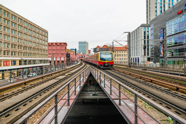 Берлин, Германия - декабрь 2019 г.: Инфраструктура электропоездов возле Александерплац в Берлине
. - Фото, изображение