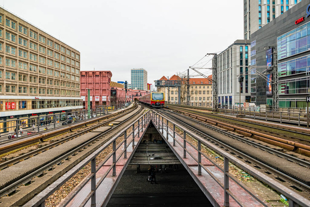 Βερολίνο, Γερμανία - Δεκέμβριος 2019: Ηλεκτρική σιδηροδρομική υποδομή κοντά στην Alexanderplatz στο Βερολίνο. - Φωτογραφία, εικόνα