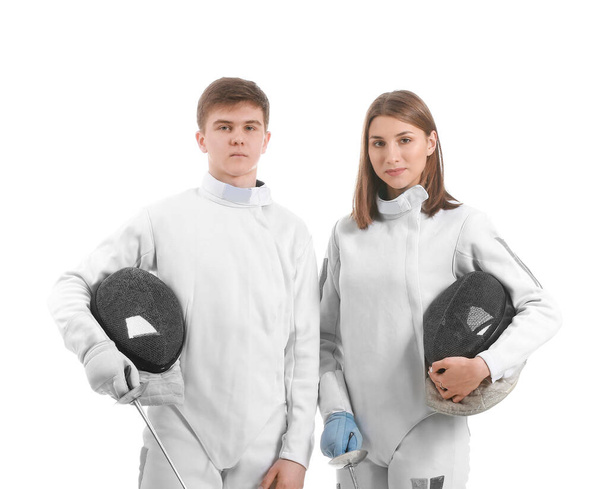 Esgrimistas jóvenes sobre fondo blanco
 - Foto, imagen