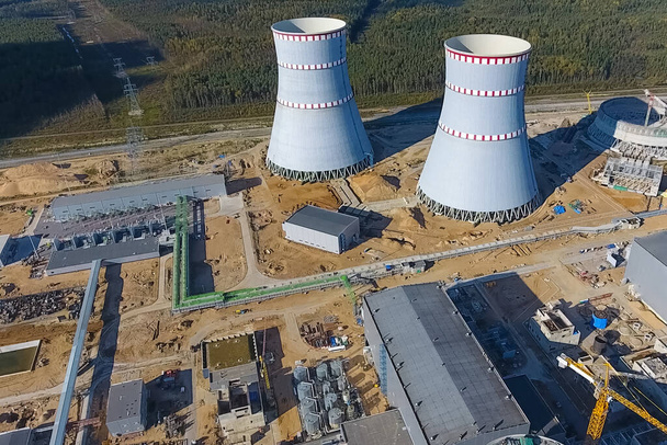 Εναέρια επιθεώρηση πυρηνικού σταθμού υπό κατασκευή. Εγκατάσταση και κατασκευή σταθμού ηλεκτροπαραγωγής. Πυρηνική ενέργεια. - Φωτογραφία, εικόνα
