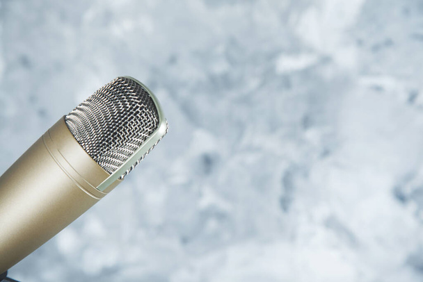 mikrofon a szürke és fehér elvont háttér - Fotó, kép