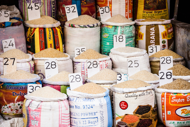 Close-up de sacos de cereais e especiarias em uma feira local país com nomes e preços italianos
 - Foto, Imagem