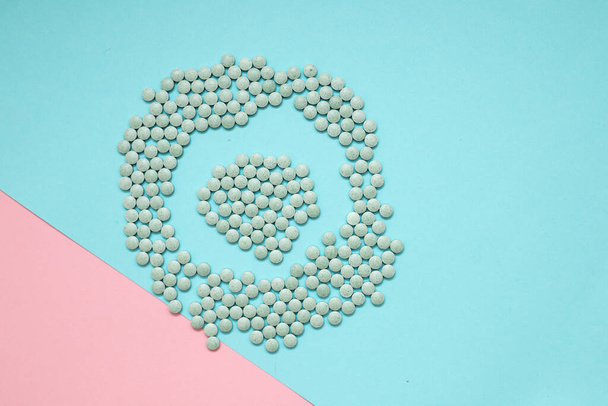 scattered candies in circle form on a pink background - Foto, afbeelding
