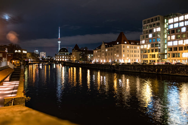 Widok na Wyspę Muzeów ze słynną wieżą telewizyjną i rzeką Sprewa w centrum Berlina w nocy. - Zdjęcie, obraz