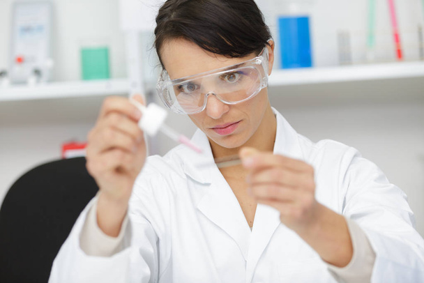 expert woman in a lab - Foto, Bild