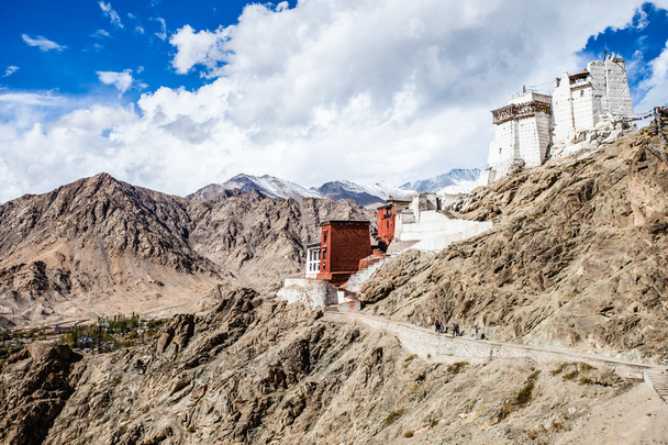 Namgjal tsemo gompie, Buddyjski klasztor w leh na zachód słońca, dramatyczne niebo. Ladakh, Indie. - Zdjęcie, obraz