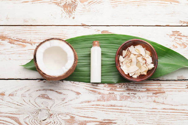Skład z różnymi produktami kokosowymi na drewnianym tle - Zdjęcie, obraz