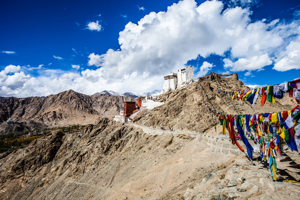 Namgyal Tsemo Gompa, buddhalainen luostari Leh auringonlaskun dramaattinen taivas. Ladakh, Intia
. - Valokuva, kuva
