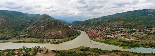 Panorama soutoku dvou řek, Mtkvari a Aragvi a historické centrum města Mtskheta v Gruzii - Fotografie, Obrázek
