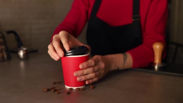 barista egy kupak elvitelre szánt kávéval - Felvétel, videó