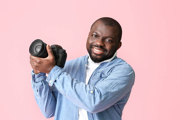 African-American photographer on color background - Foto, Bild