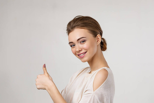 woman showing thumbs up - Foto, immagini